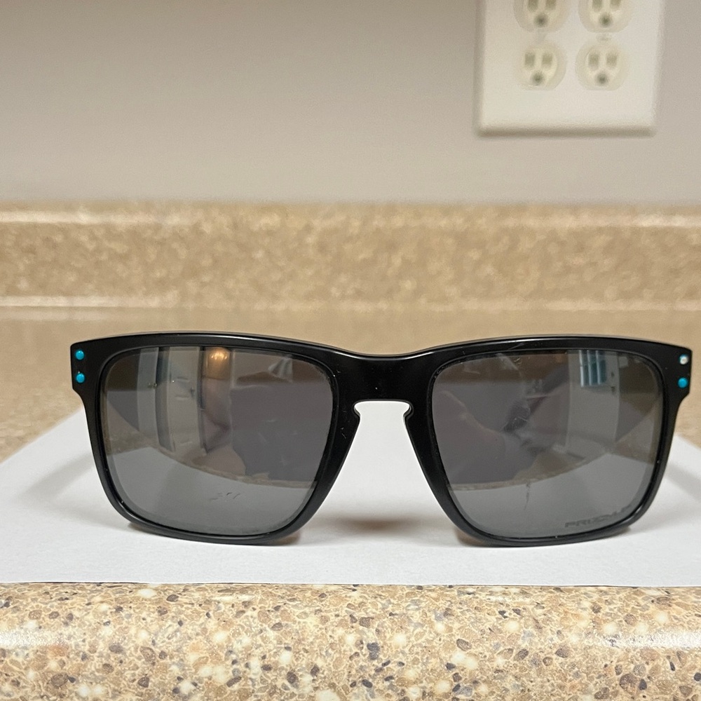 Oakley Holbrook sunglasses model 009102 – K155
Good condition.